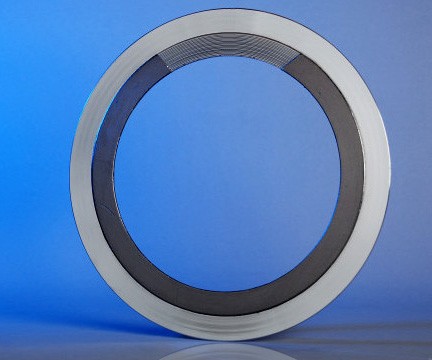 Kammprofile gasket with integral outer ring